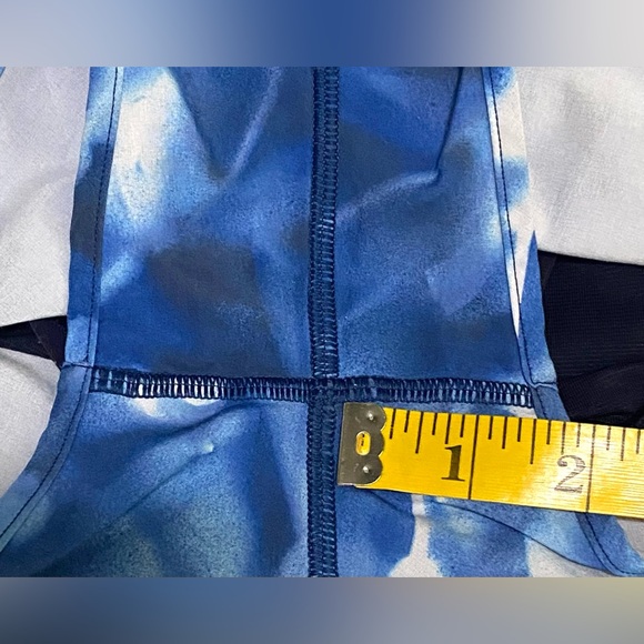 Lululemon Womens 8 Lined Low Rise Hotty Hot 2.5” Shorts in Blue/White Print - Picture 16 of 16